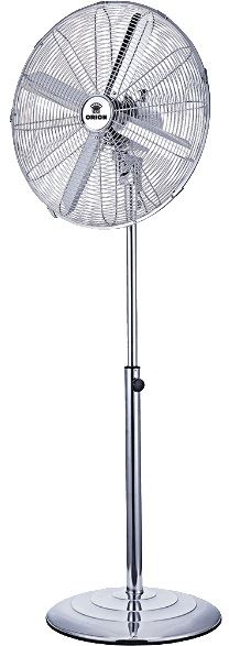 Egy ezüst álló ventilátor króm állványon, fehér háttér.