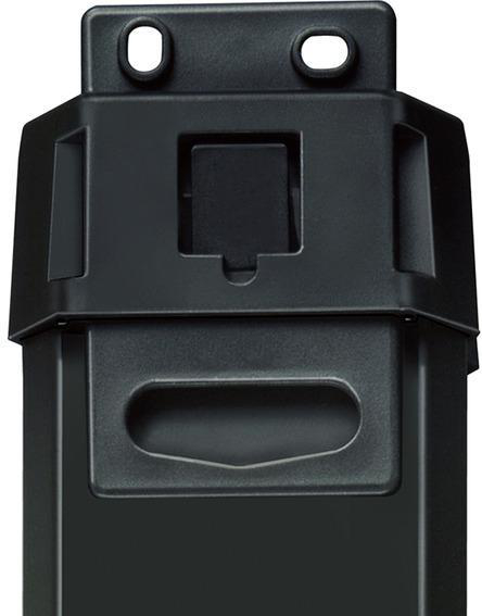 Schwarzes Kunststoff-Batteriegehäuse mit zwei Löchern oben und rechteckiger Öffnung.