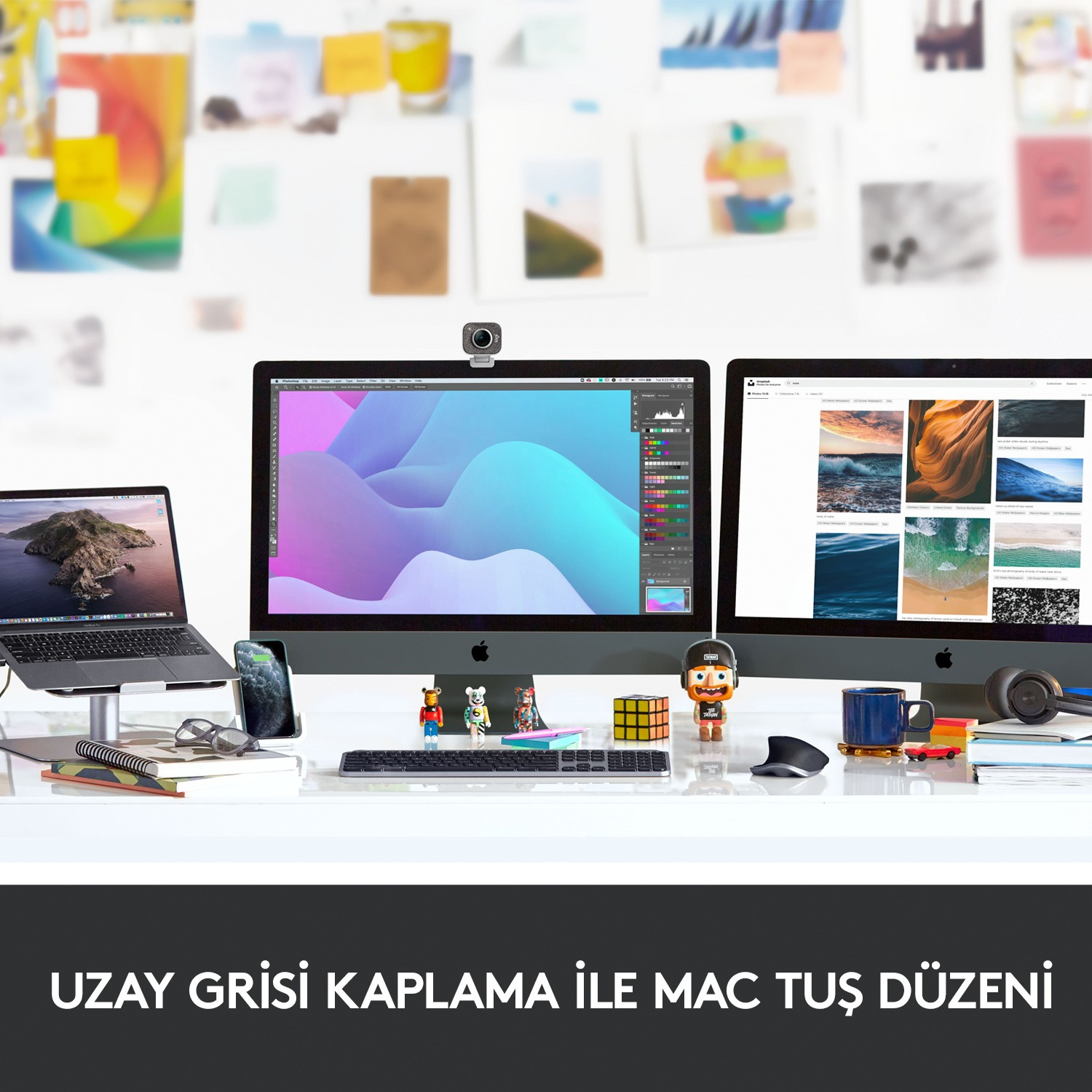 Monitörler, dizüstü bilgisayar ve aksesuarlarla ofis masası. Metin "GRİ KAPLAMALI MAC KLAVYE DÜZENİ" diyor.