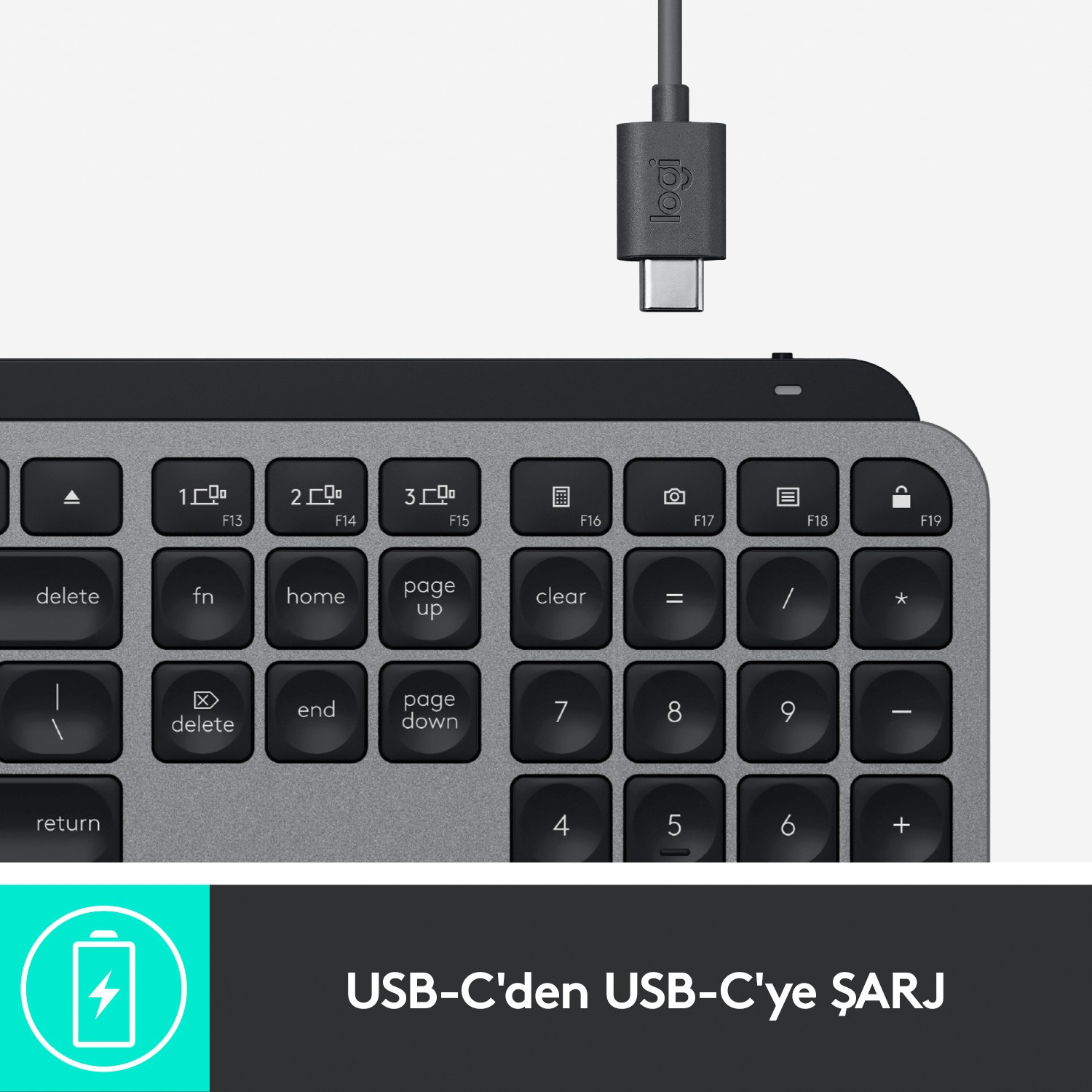 USB-C kablosu bağlı bir klavye. Klavye, beyaz tuşlu koyu gri renktedir.