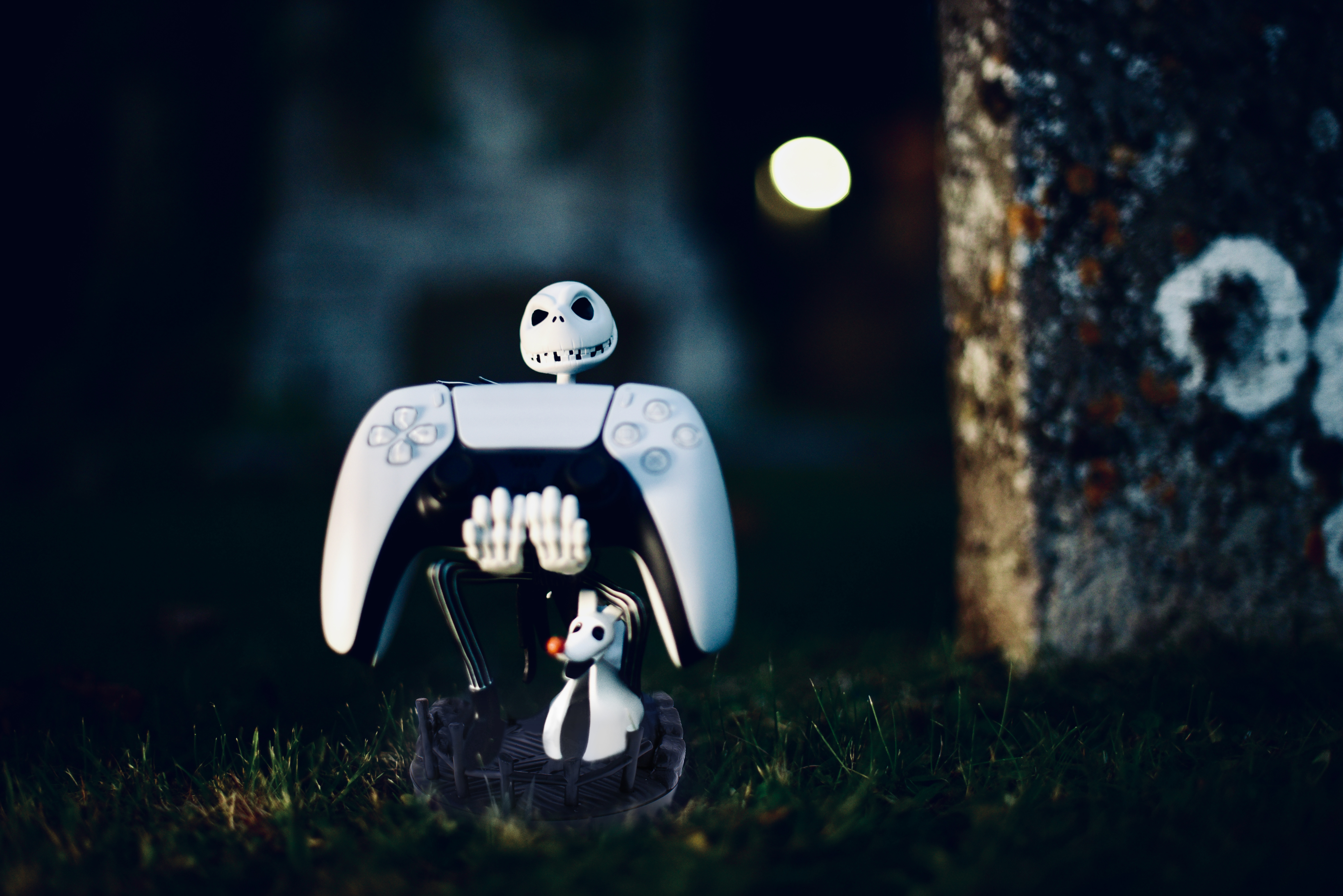 Supporto controller Nightmare Before Christmas con Zero, tomba sullo sfondo.