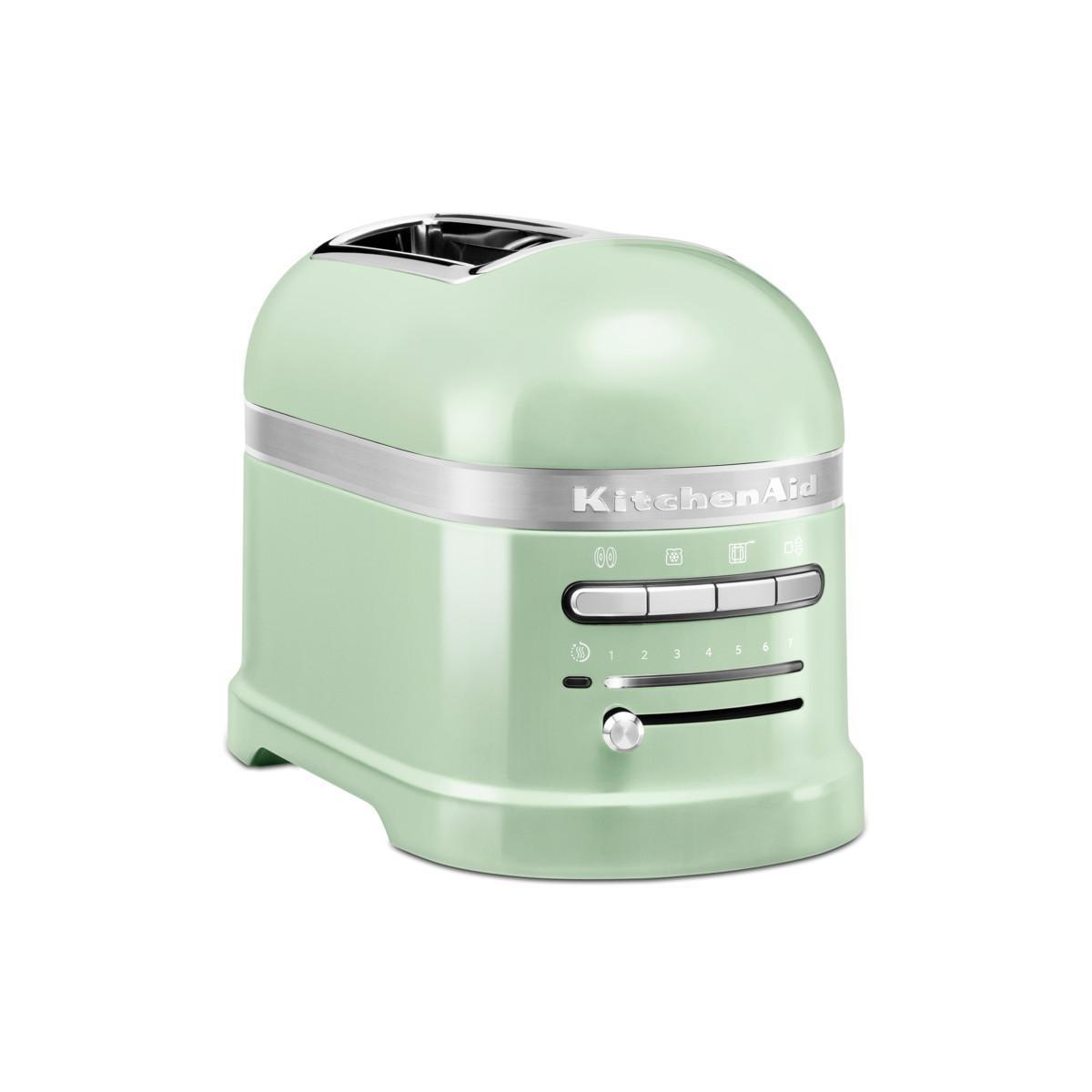 Ein mintgrüner KitchenAid-Toaster steht auf einer weißen Oberfläche mit Bedientasten.