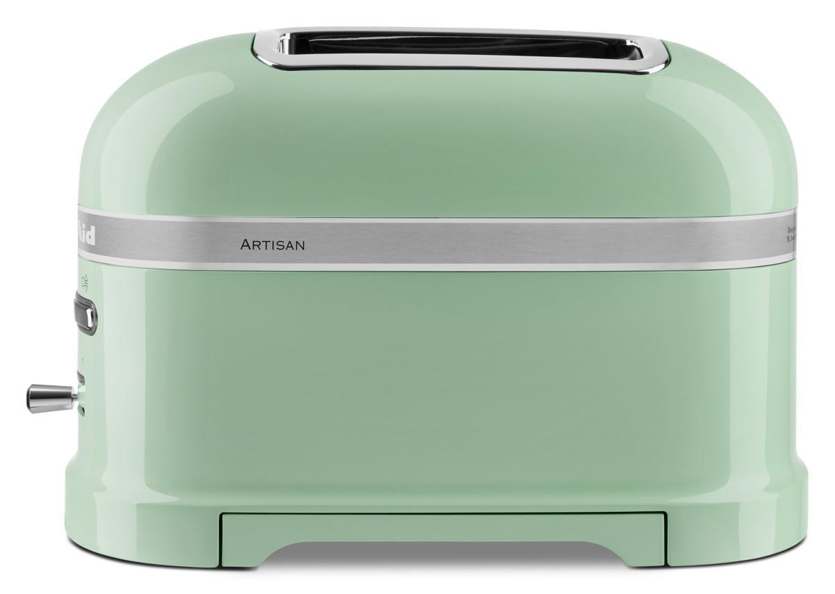 Ein hellgrüner KitchenAid-Toaster mit einem silbernen Band mit der Aufschrift 'ARTISAN'.