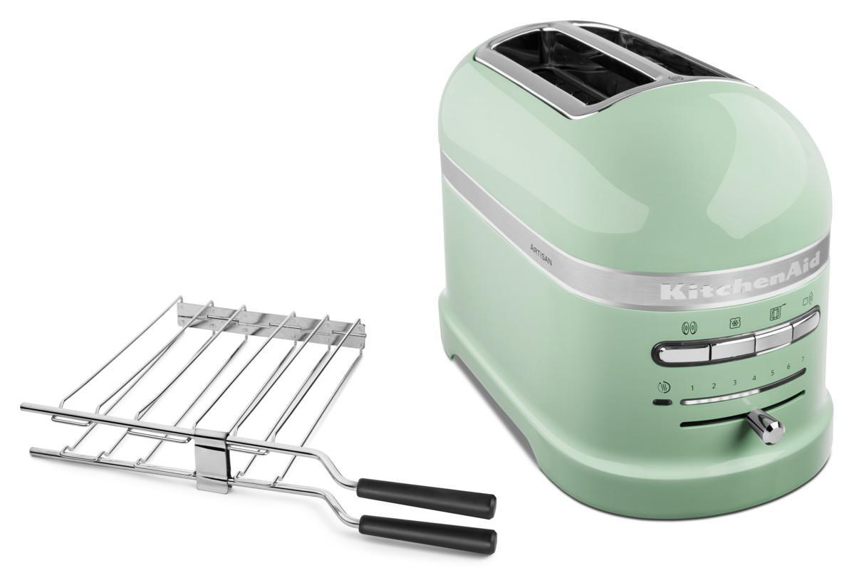 Ein grüner KitchenAid Toaster mit einem Drahtgestell. Es befindet sich auf weißem Hintergrund.