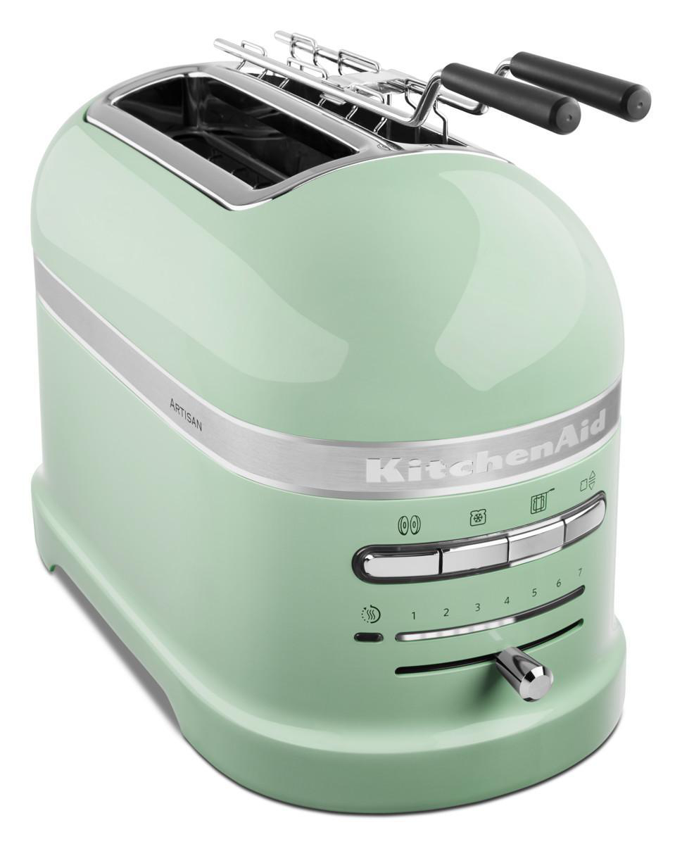 Minzgrüner KitchenAid Toaster mit Chromakzenten und nummerierten Einstellungen.