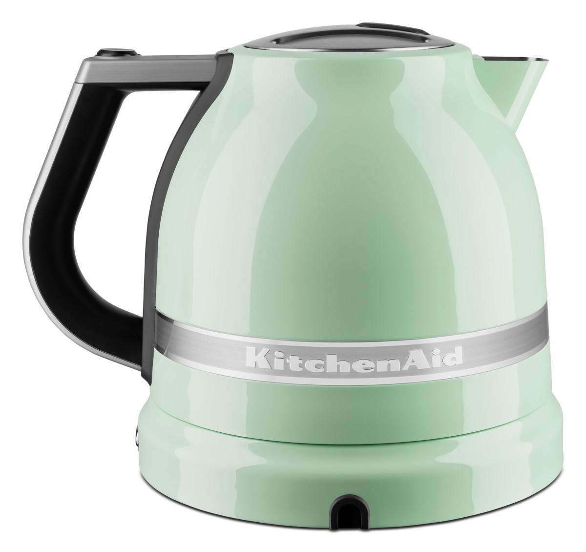 Nahaufnahme einer Kaffeemaschine mit Siebträger und Wasserbehälter.