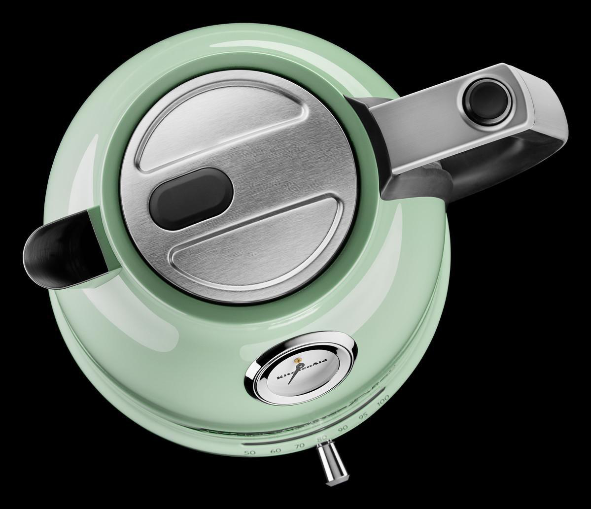 Draufsicht auf einen mintgrünen KitchenAid Wasserkocher. Silberner Deckel, schwarzer Griff und Knopf, schwarzer Hintergrund.