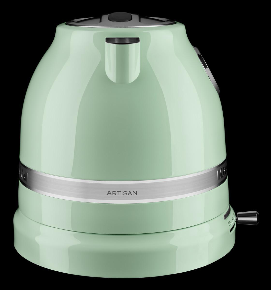 Ein mintgrüner KitchenAid Artisan Wasserkocher mit silbernem Band und schwarzem Griff, auf schwarzem Grund.