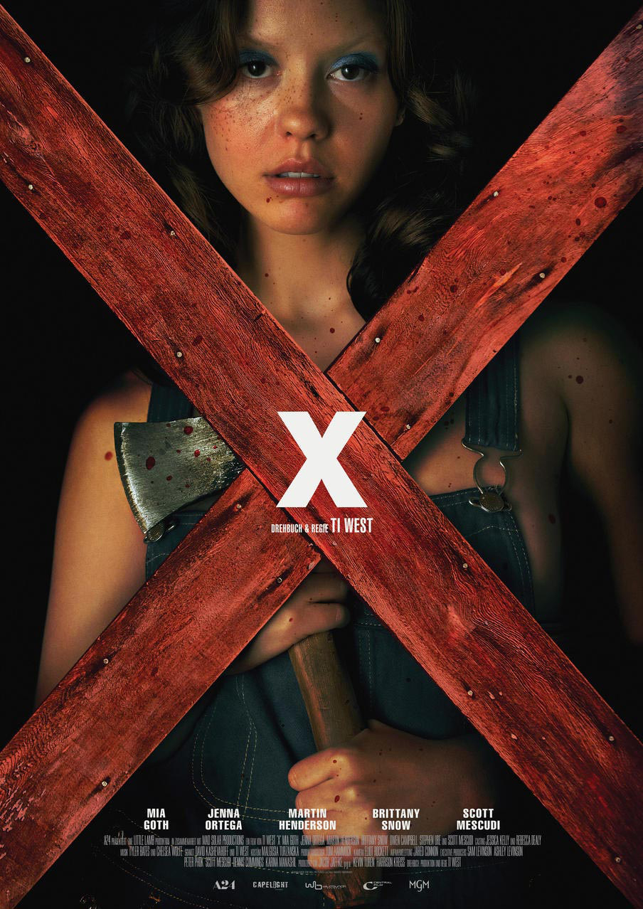 Filmplakat "X". Eine Frau hält eine Axt vor einem hölzernen X. Dunkler Hintergrund.