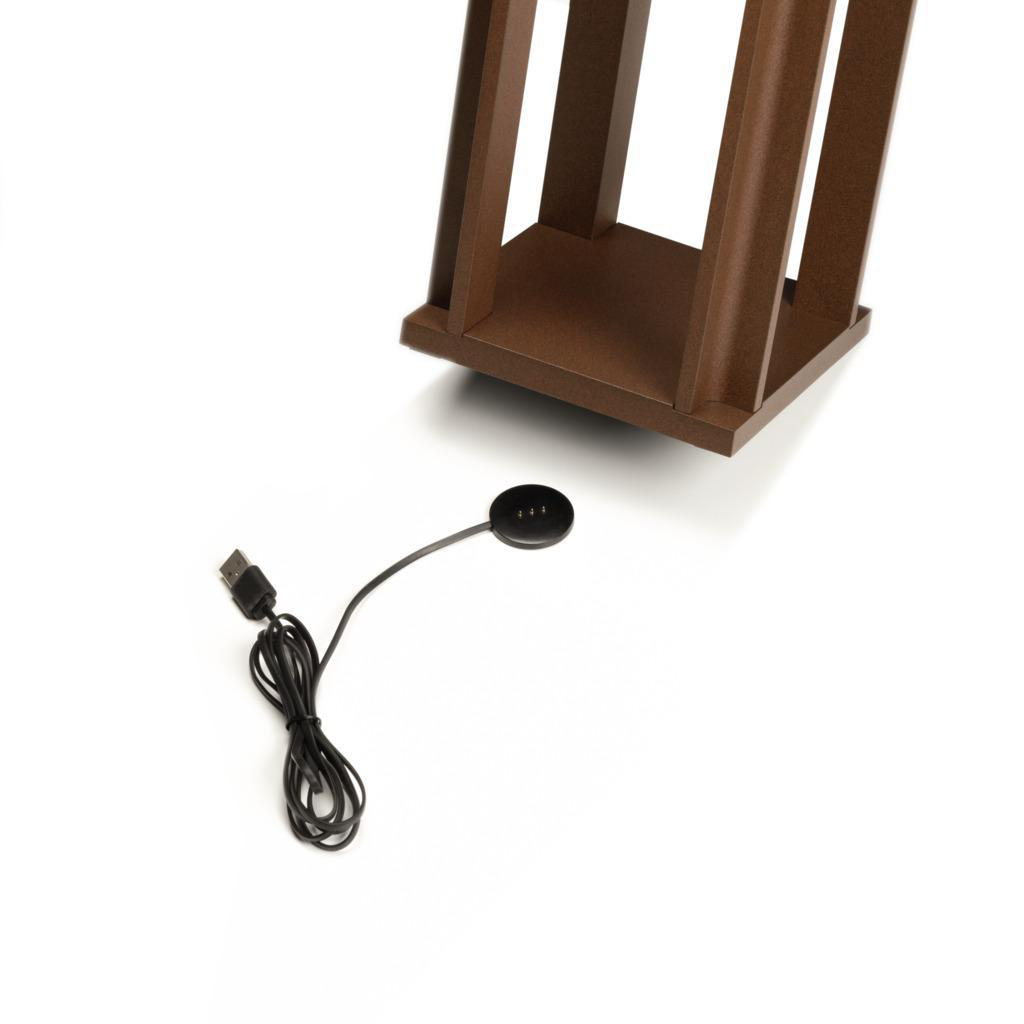 Brauner Holzständer mit Ladepad und schwarzem USB-Kabel.
