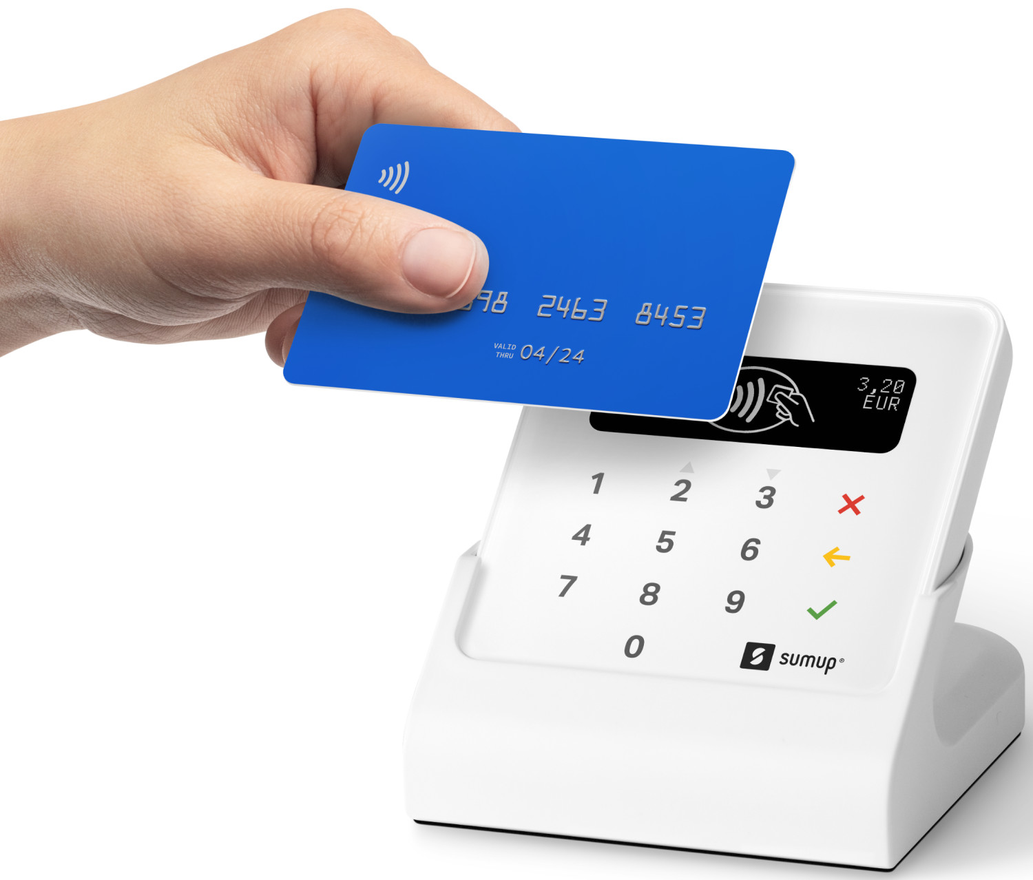 Une main tient une carte de crédit bleue au-dessus d'un terminal de paiement blanc. Fond blanc.
