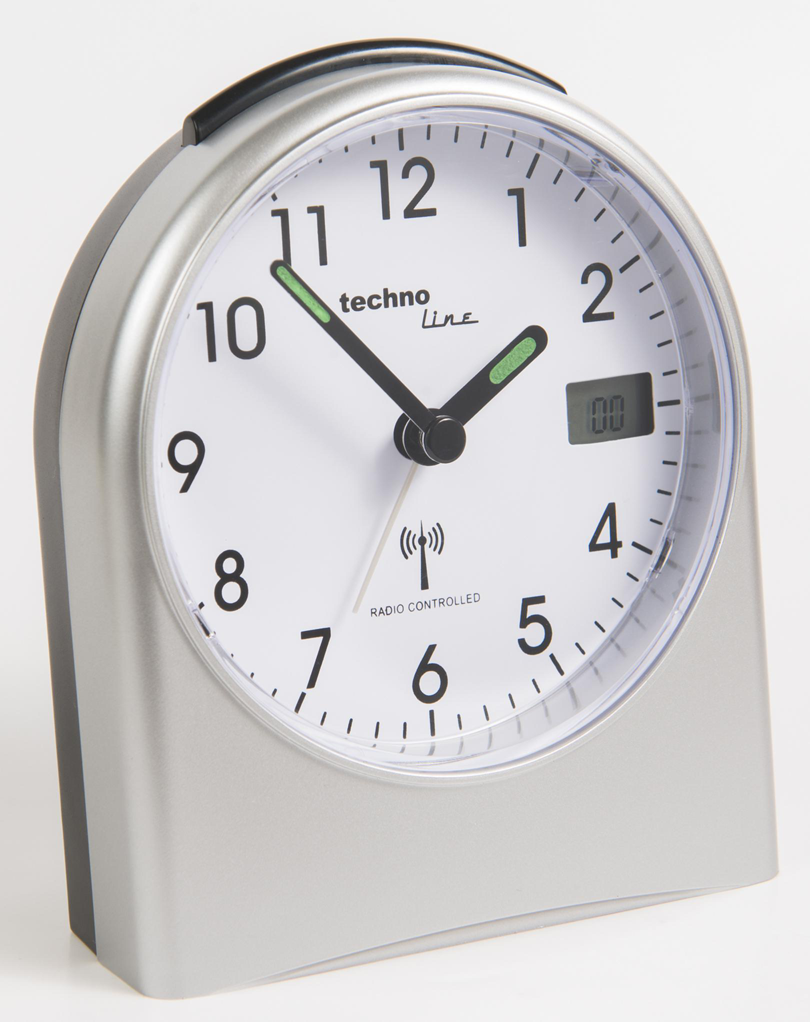 Silberne funkgesteuerte Uhr mit Digitalanzeige. Weißer Hintergrund.