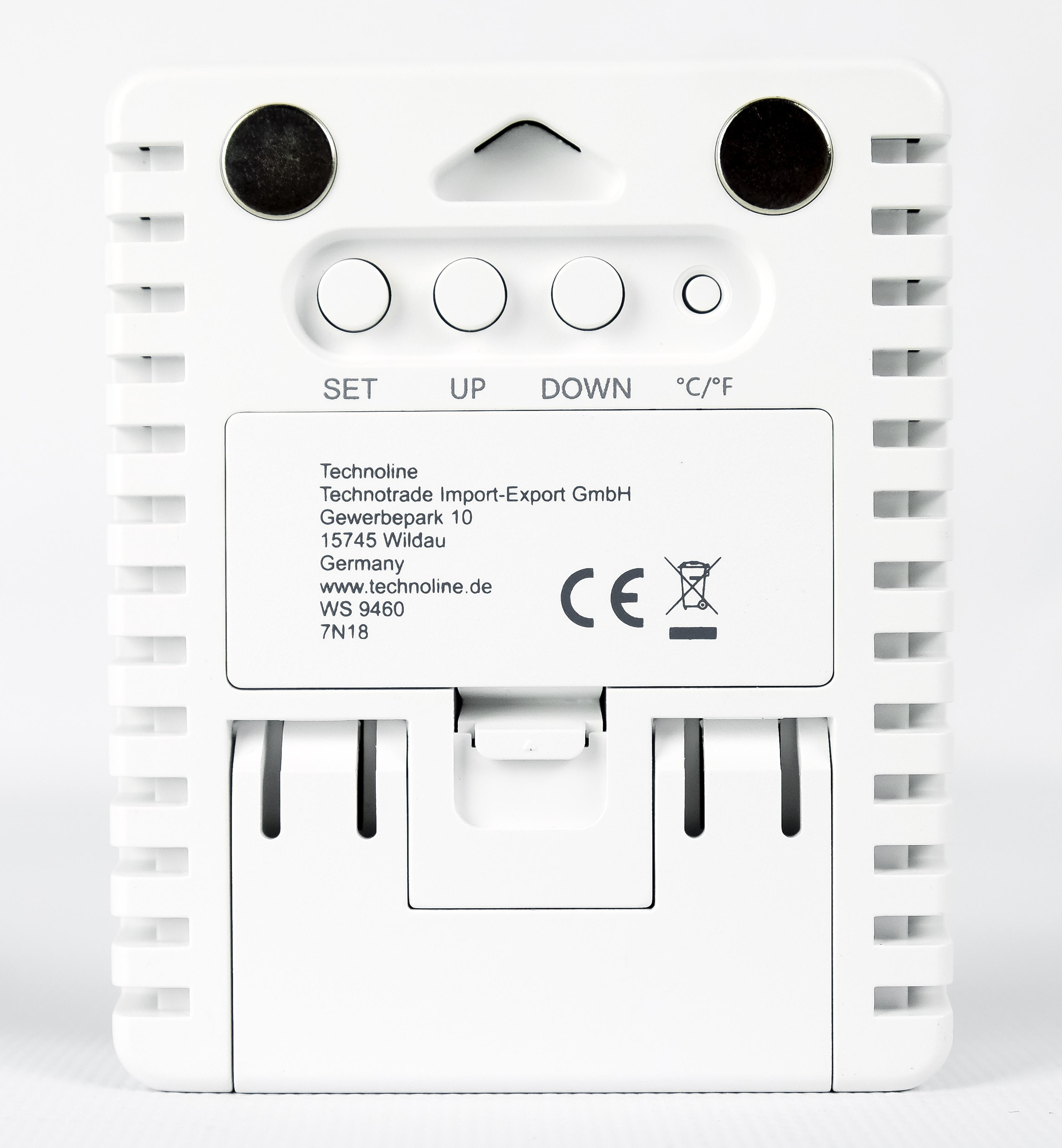 Rückseite einer weißen Wetterstation, zeigt Knöpfe, Etiketten und Logos. Die Rückseite ist weiß und schlicht.