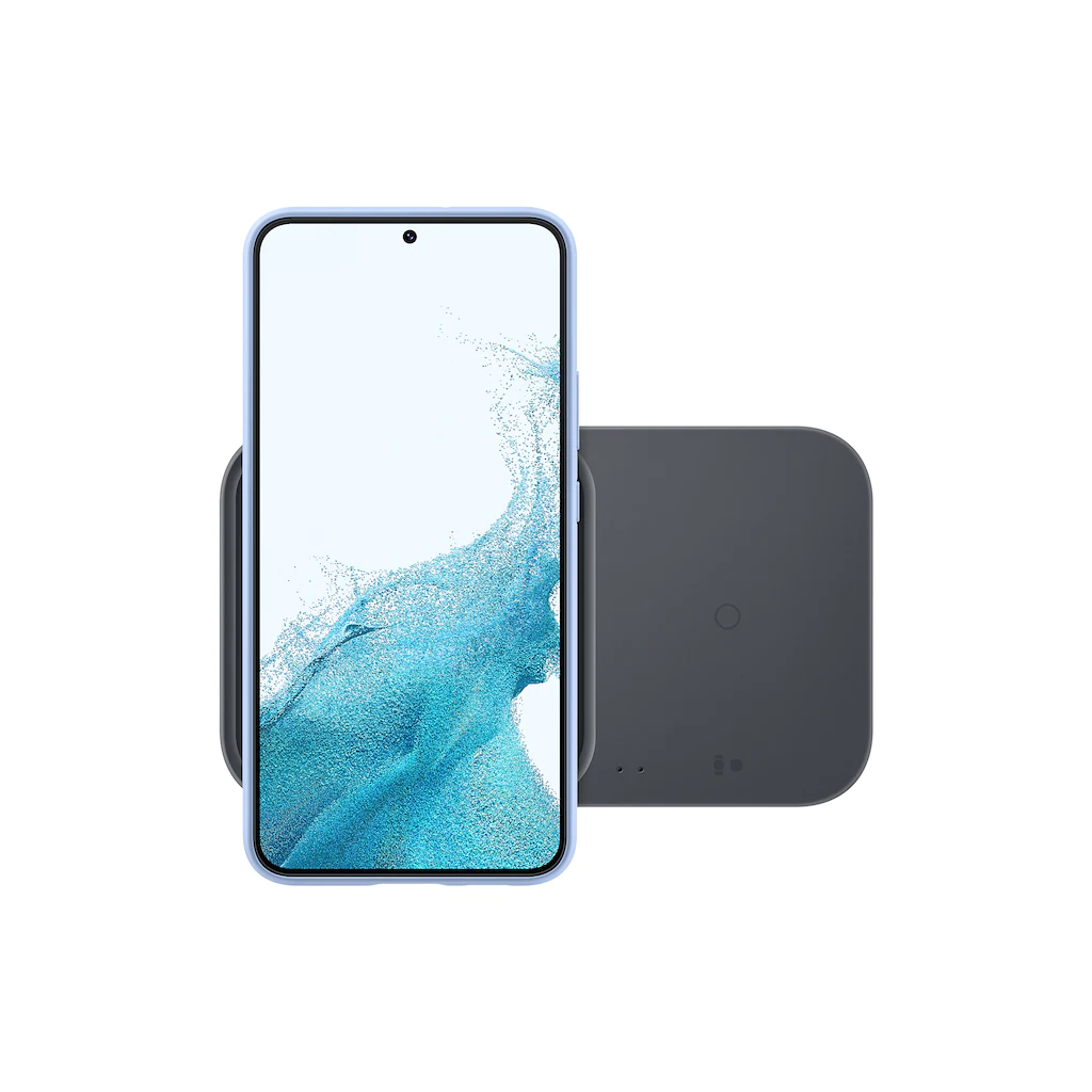 Kablosuz şarj pedi üzerinde bir kılıf içinde mavi bir telefon. Beyaz arka plan.