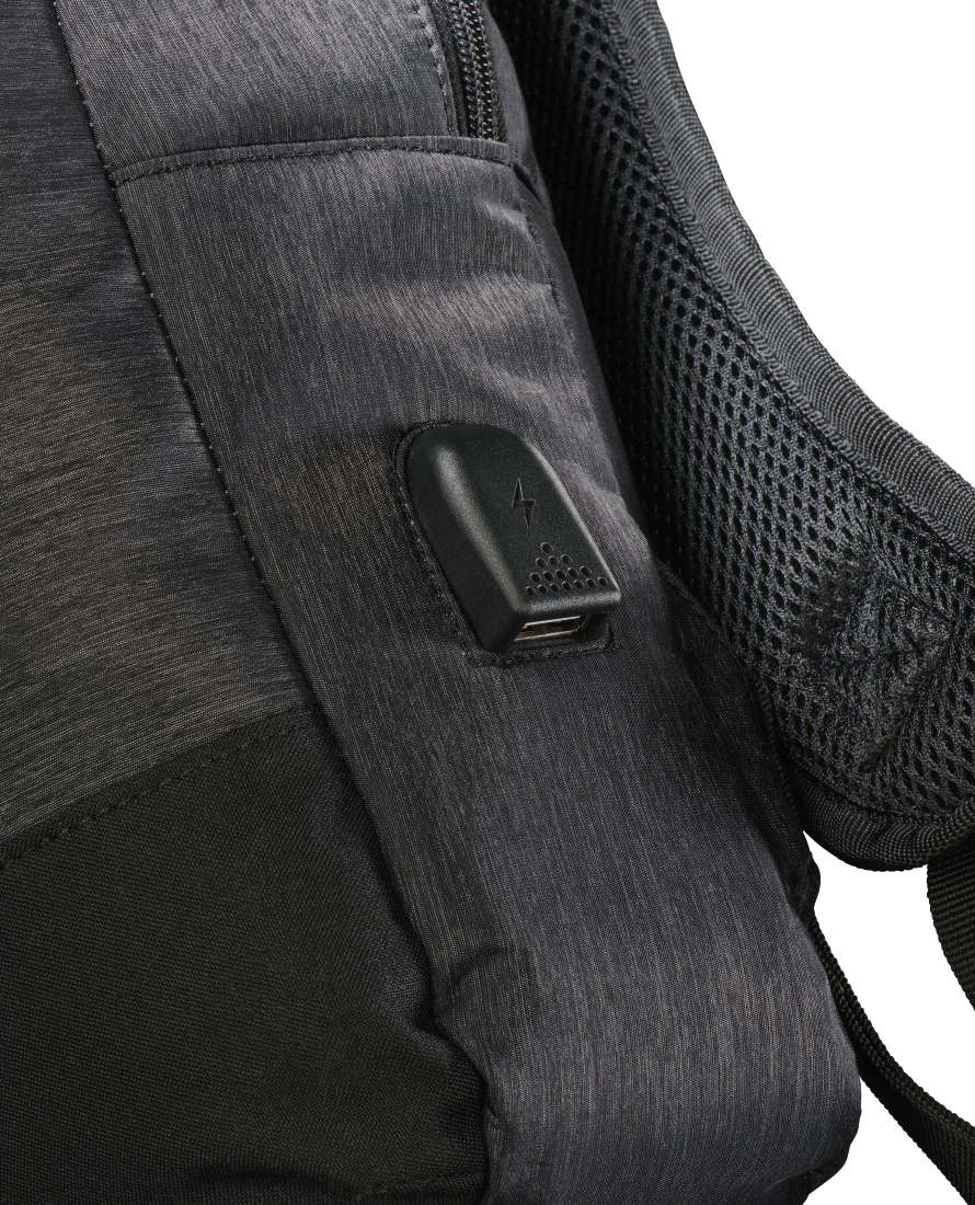 Közeli kép egy fekete hátizsákról USB töltőporttal.