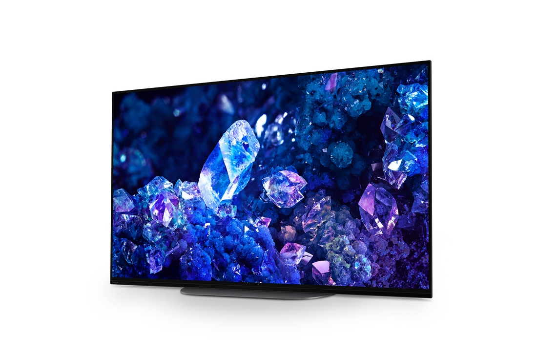 Pantalla de TV moderna con una visualización de cristales azules y morados.