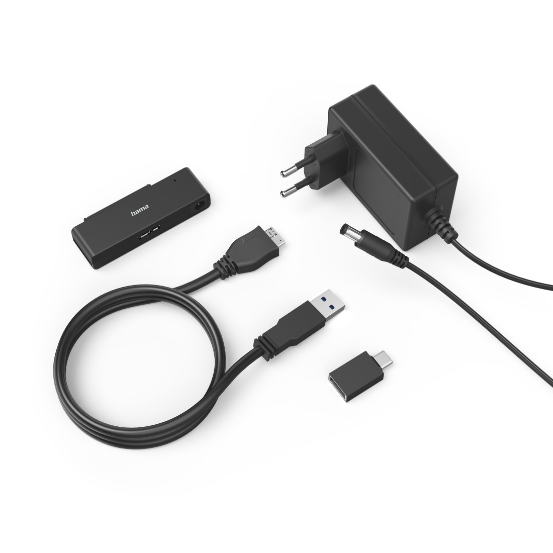 Verschiedenes schwarzes Tech-Zubehör, einschließlich Ladegerät, Kabel und Adapter, auf Weiß.