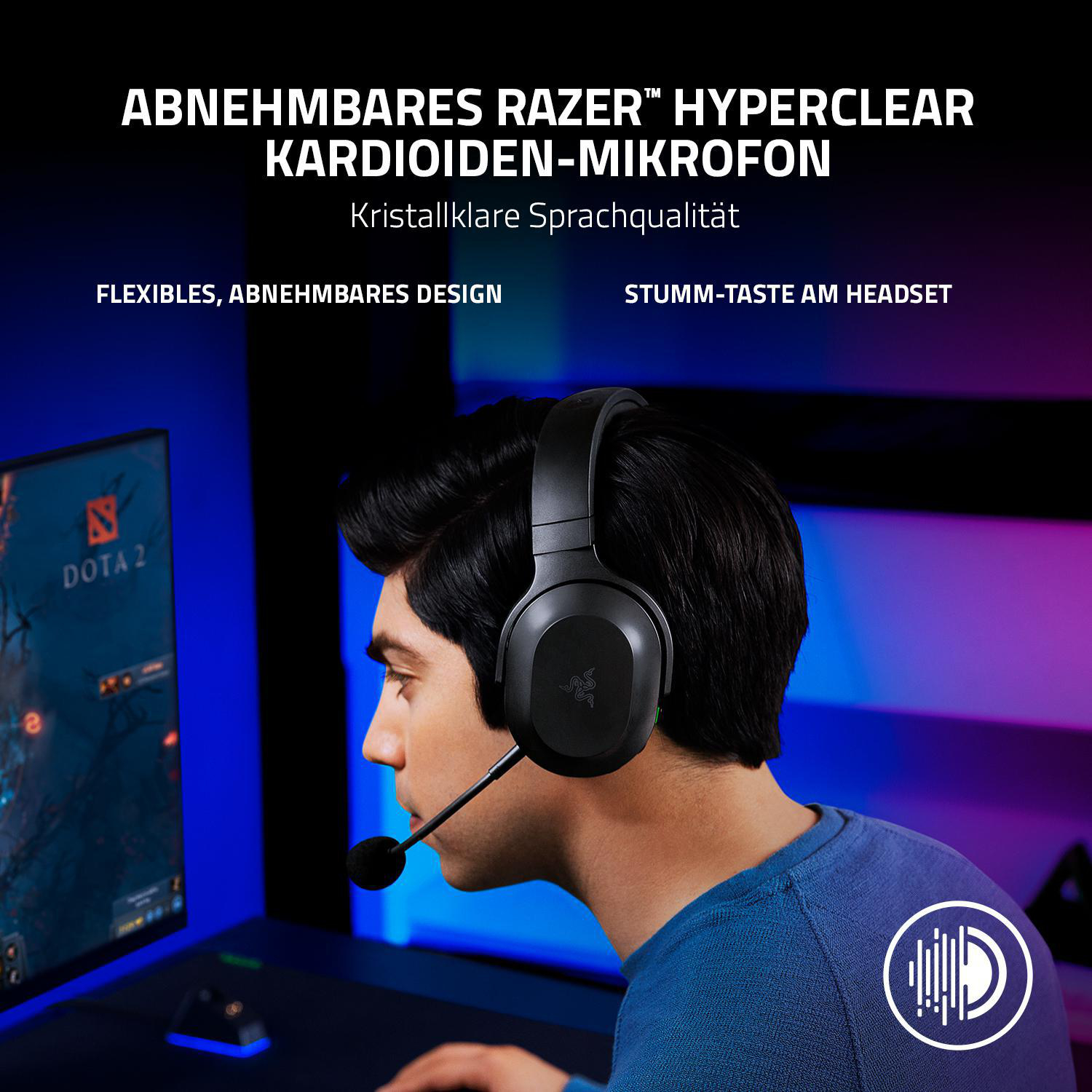 Mann mit Headset, spielt ein Spiel.