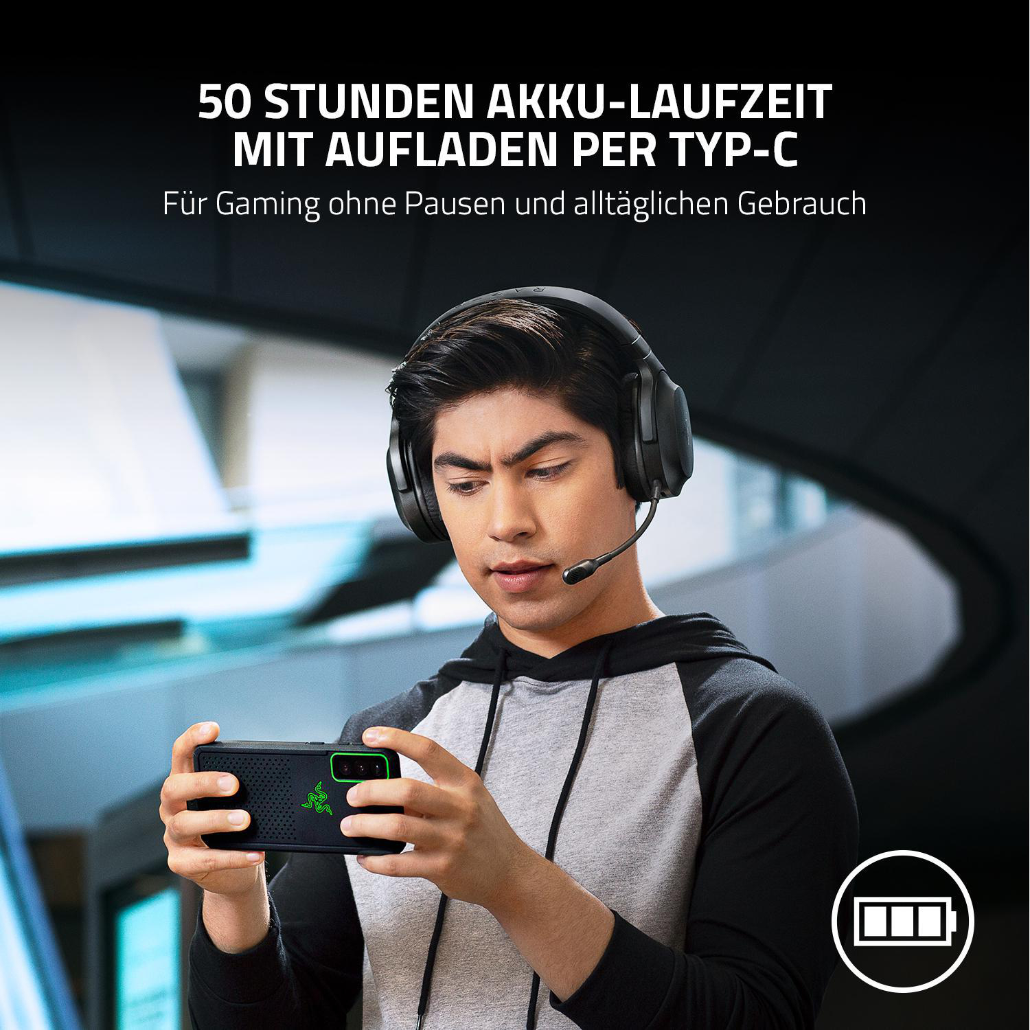 Spieler, der mit Kopfhörern auf dem Smartphone spielt.