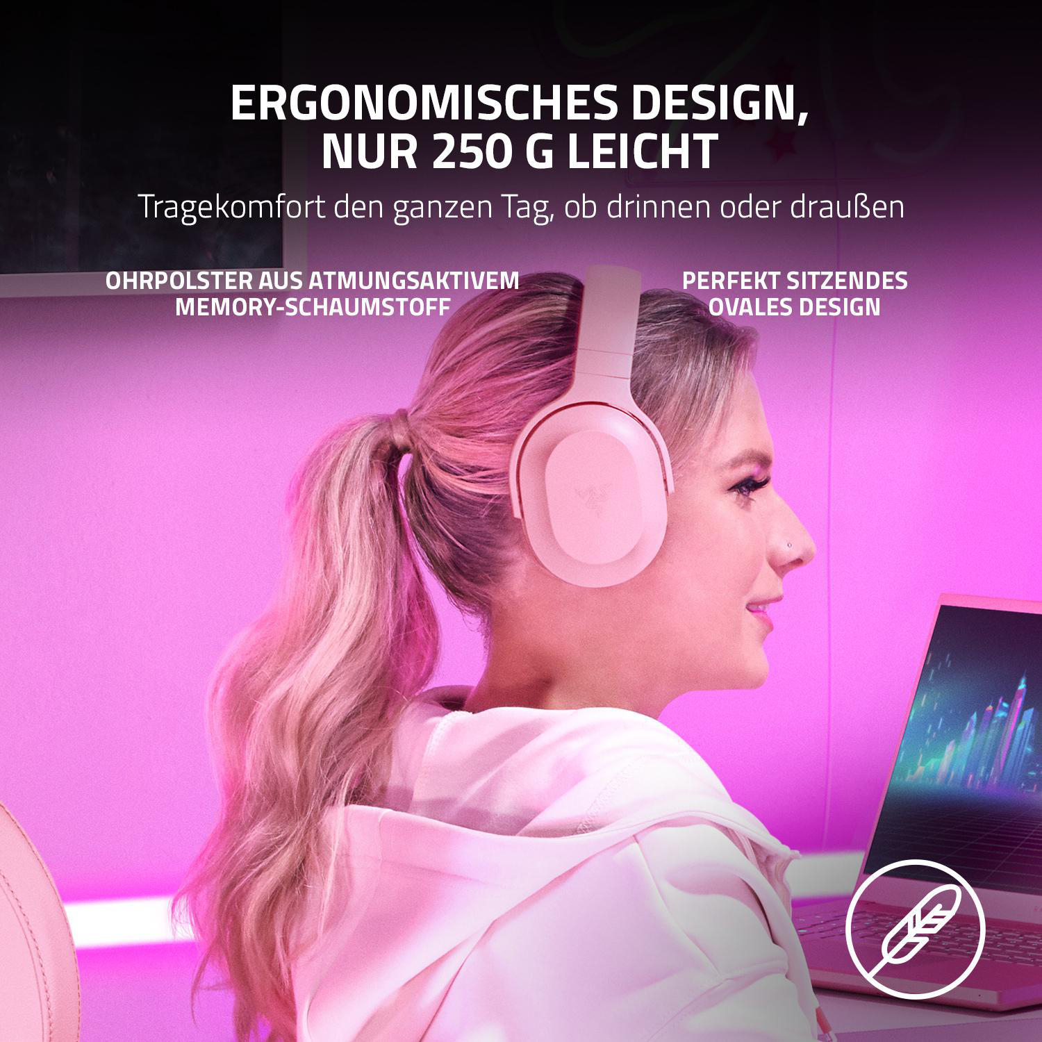 Blonde Frau mit pinken Kopfhörern, lächelnd, mit Text über Komfort und Design.