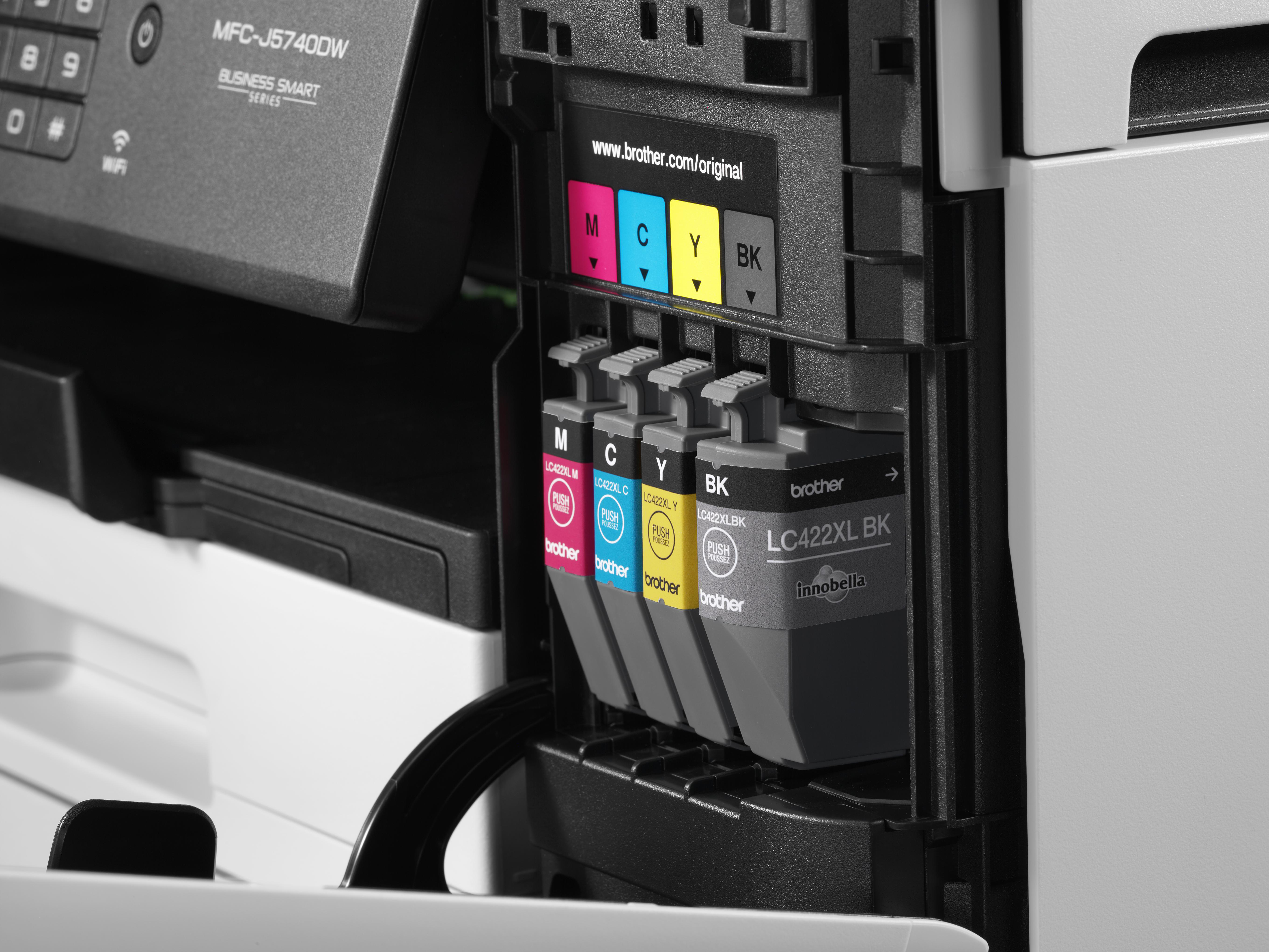 Brother Druckerpatronen: Schwarz, Cyan, Magenta und Gelb. Etiketten sichtbar.