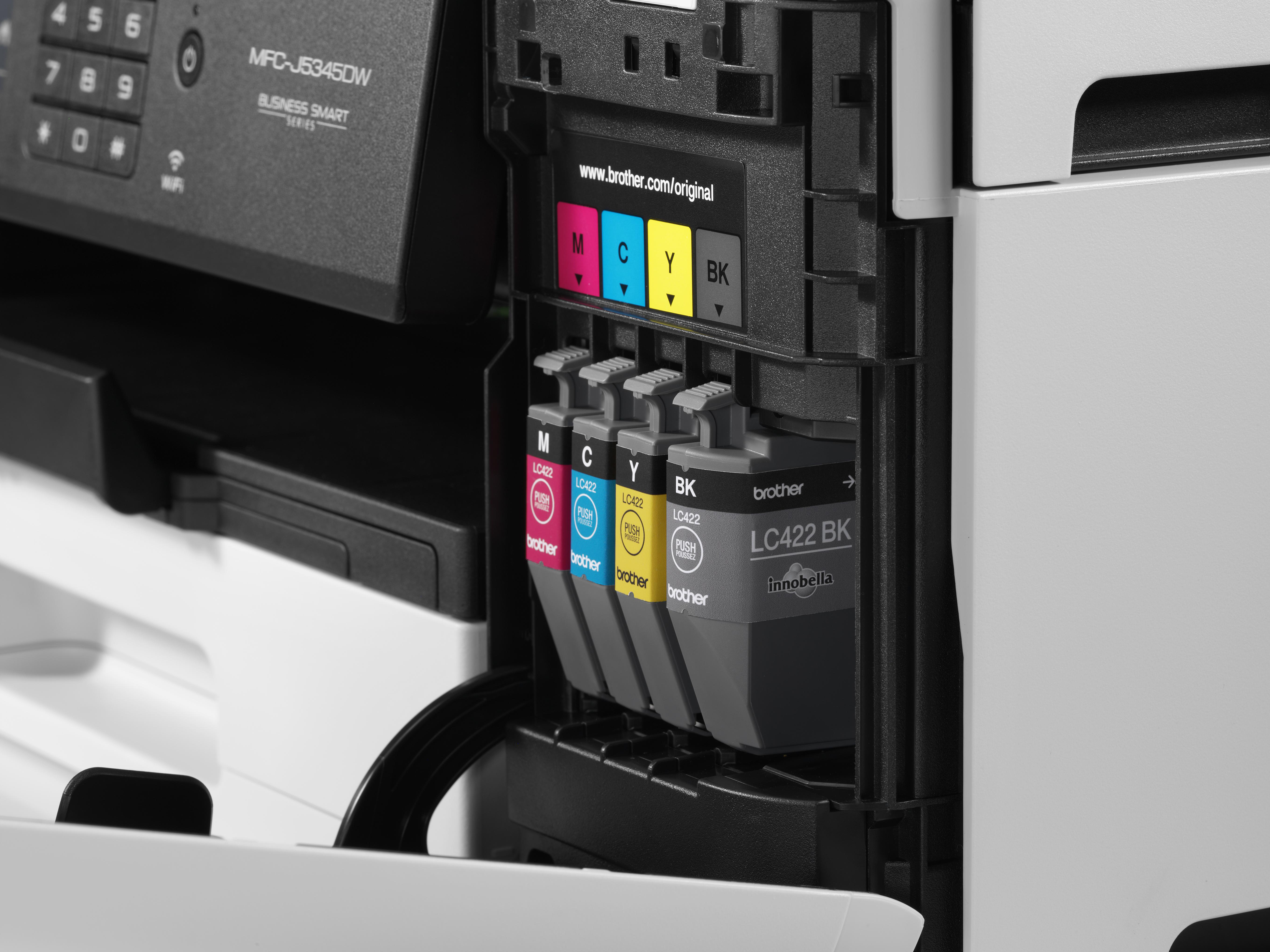 Tintenpatronen sind im Drucker sichtbar; CMYK-Farben.