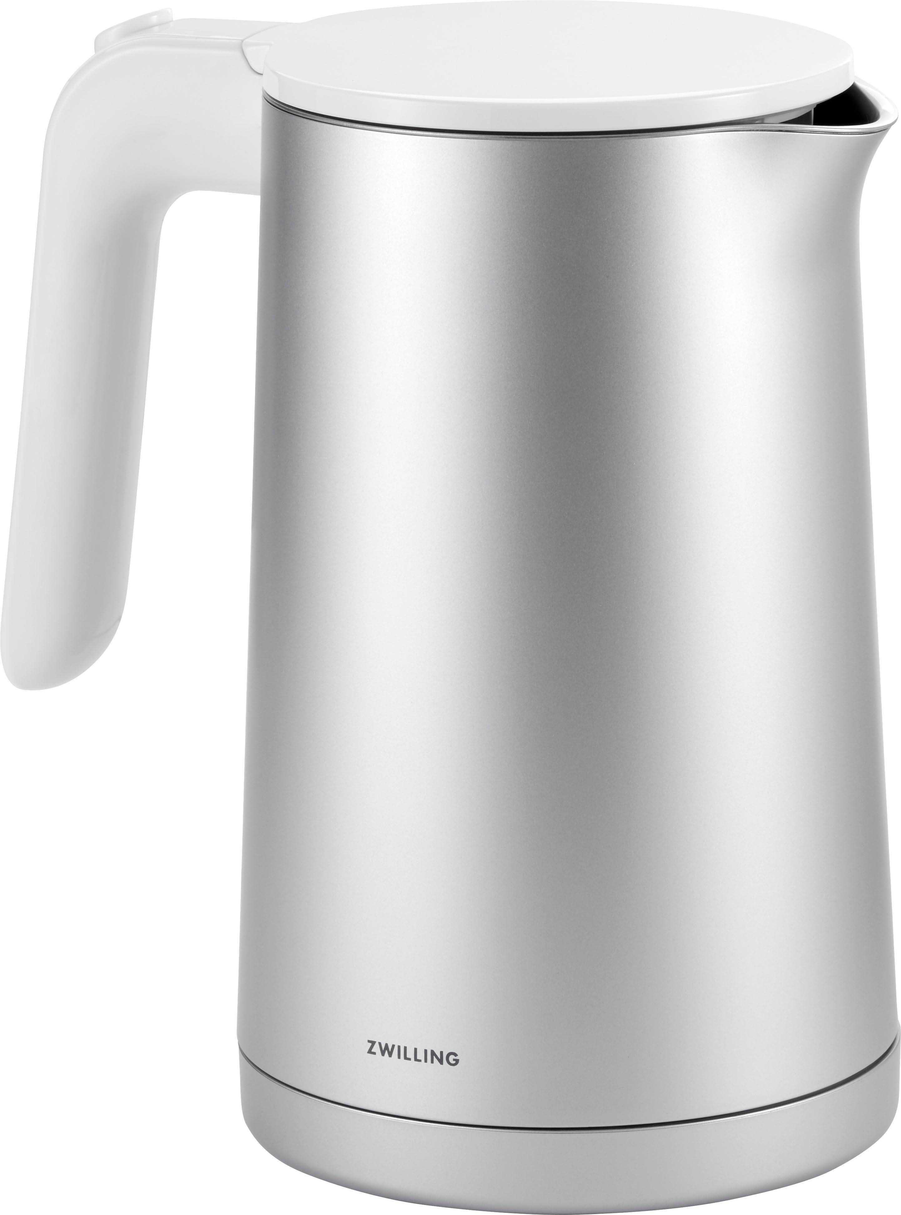 Ein silberner Wasserkocher mit weißem Griff und Deckel, auf einer weißen Oberfläche stehend.