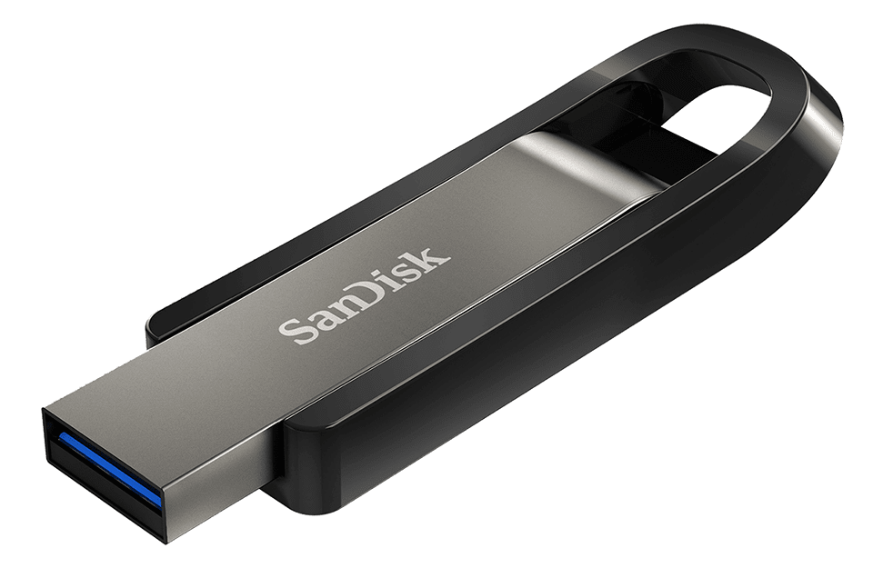 Ezüst és fekete USB flash meghajtó kék USB csatlakozóval.