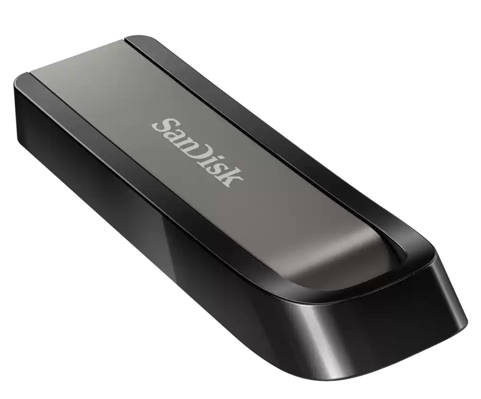 Fekete-szürke SanDisk USB flash meghajtó, fekete háttérben.