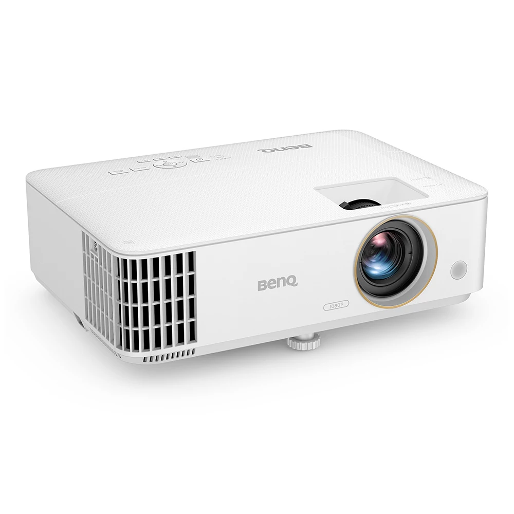 Weißer BenQ-Projektor mit Linse und Lüftungsschlitzen. Er steht auf einer weißen Oberfläche. Der Markenname ist sichtbar.