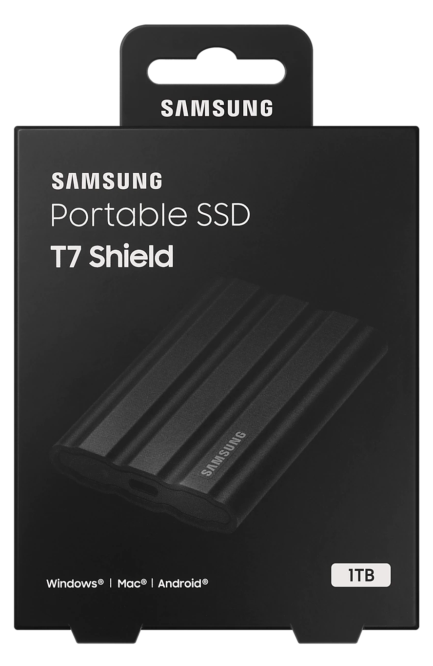 Fekete Samsung Portable SSD T7 Shield doboz. Az SSD a dobozban van.
