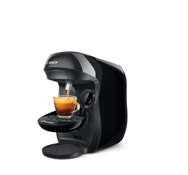 Eine schwarze Bosch Kaffeemaschine mit einer Tasse Kaffee auf dem Tablett.