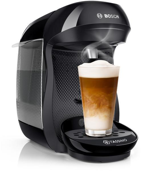 Schwarze Bosch Tassimo Kaffeemaschine mit einer Tasse geschichteten Kaffees, Dampf steigt auf.