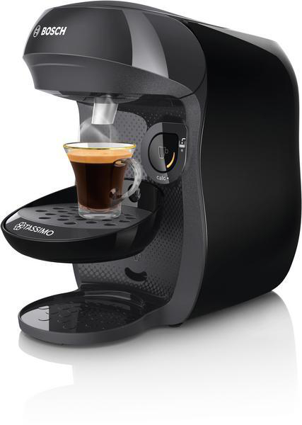 Schwarze Kaffeemaschine mit einer Tasse Kaffee. Der Kaffee ist in einem Glasbecher. Weißer Hintergrund.
