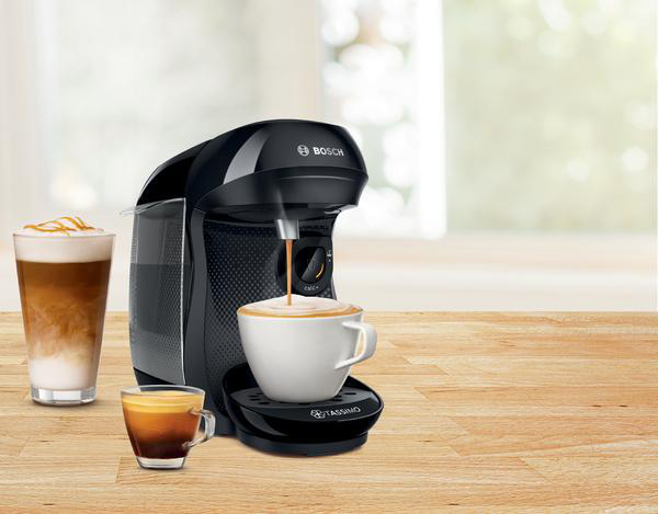 Schwarze Kaffeemaschine, Kaffee wird gegossen.