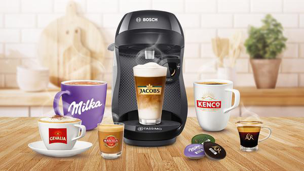 Eine Kaffeemaschine mit verschiedenen Kaffeetassen und Kaffeepads.