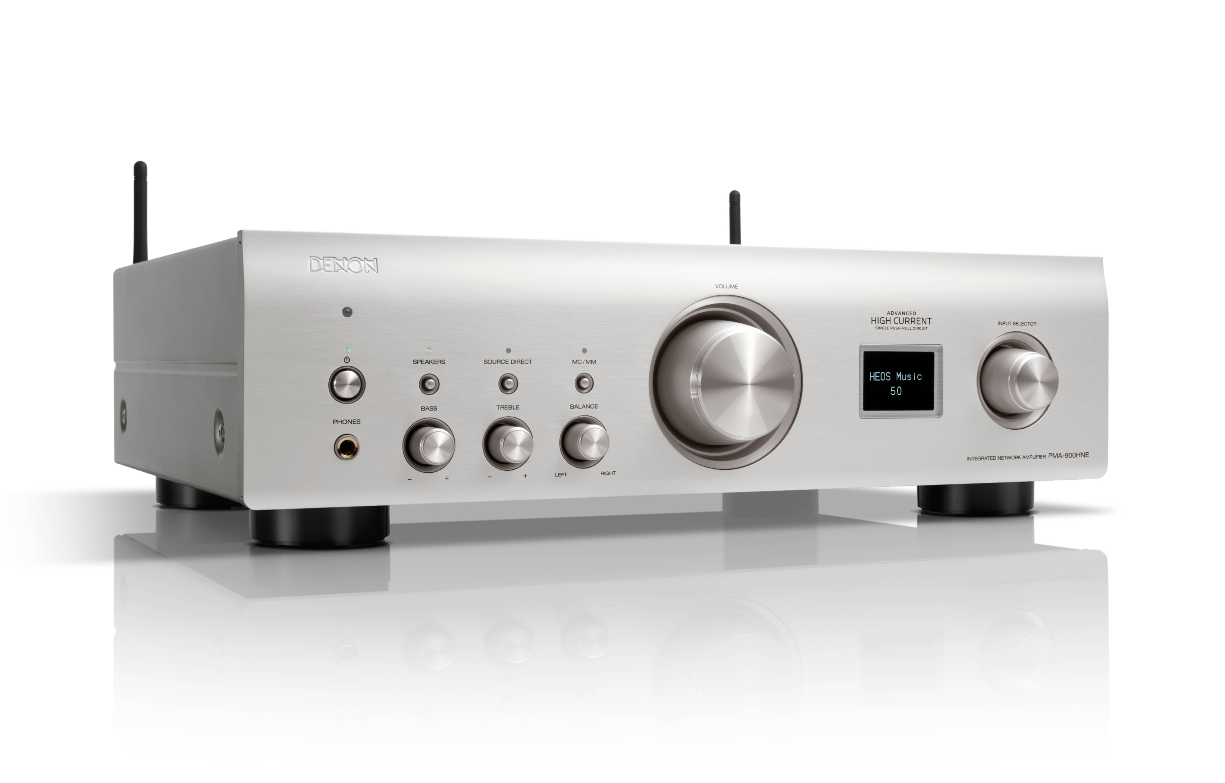Silberner Stereo-Verstärker mit Knöpfen und Display. Die Vorderseite ist dem Betrachter zugewandt.