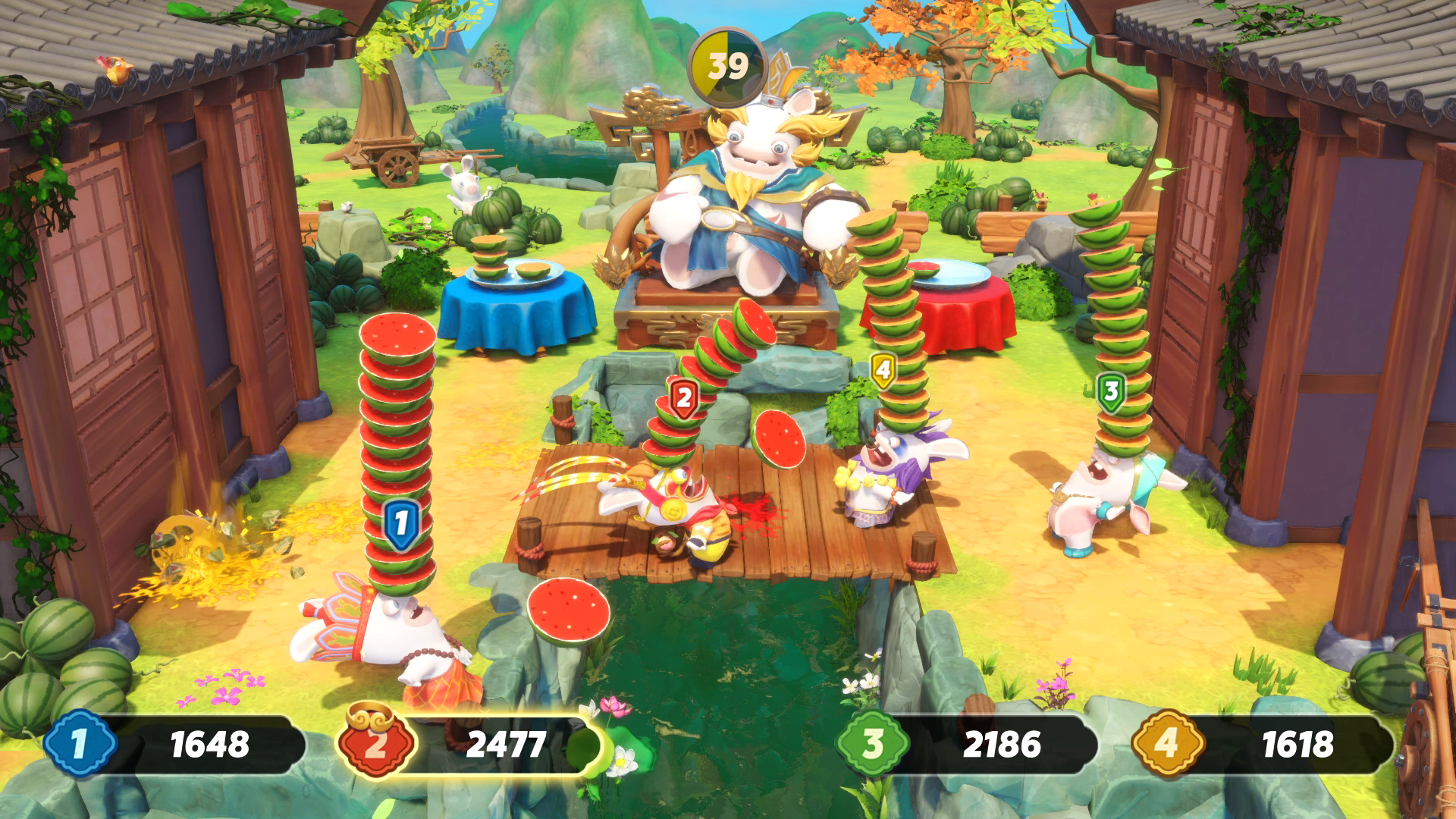 Game scene: Personages stapelen watermeloenen. Kleurrijke omgeving. Brug, gebouwen en scores weergegeven.