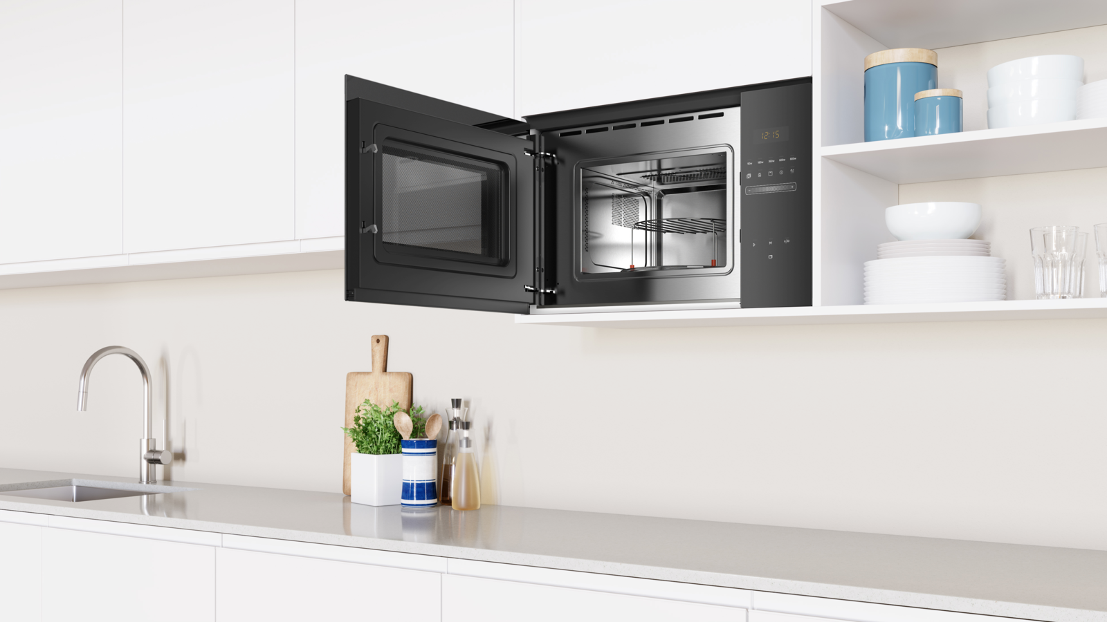 Un microondas está instalado en un armario de cocina blanco.
