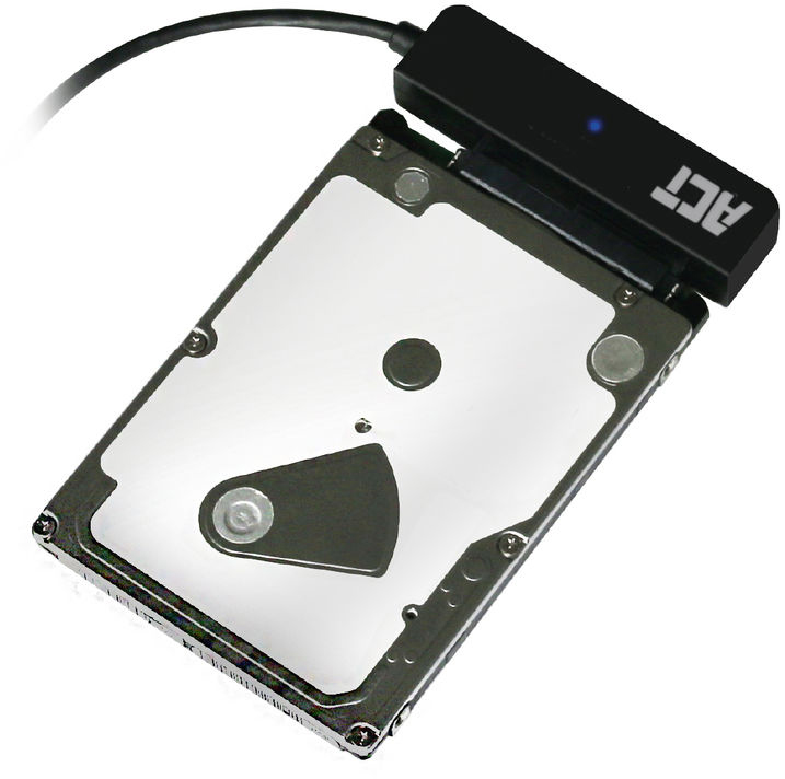 Disque dur connecté à un adaptateur ACT noir avec une lumière bleue sur le dessus.