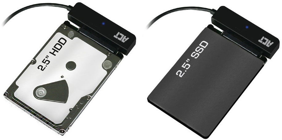 Deux disques durs 2,5", un HDD et un SSD, connectés à un adaptateur noir, avec le logo ACT.