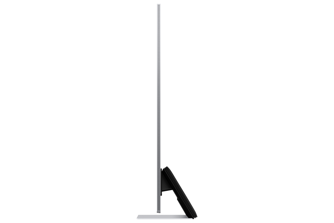 İnce, gümüş bir TV'nin yan görünümü. Beyaz bir stand üzerinde, siyah bir arka plan üzerinde dikey duruyor.