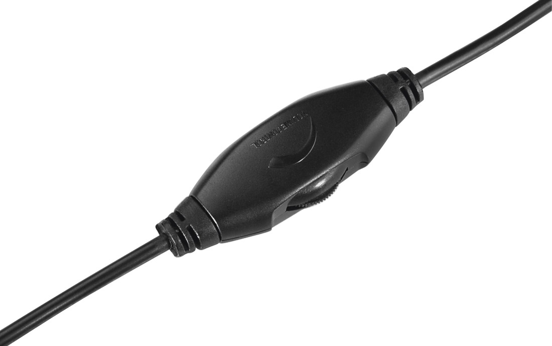 Nahaufnahme eines schwarzen Lautstärkereglers an einem schwarzen Kabel. Die Worte "VOLUME CONTROL" sind sichtbar.