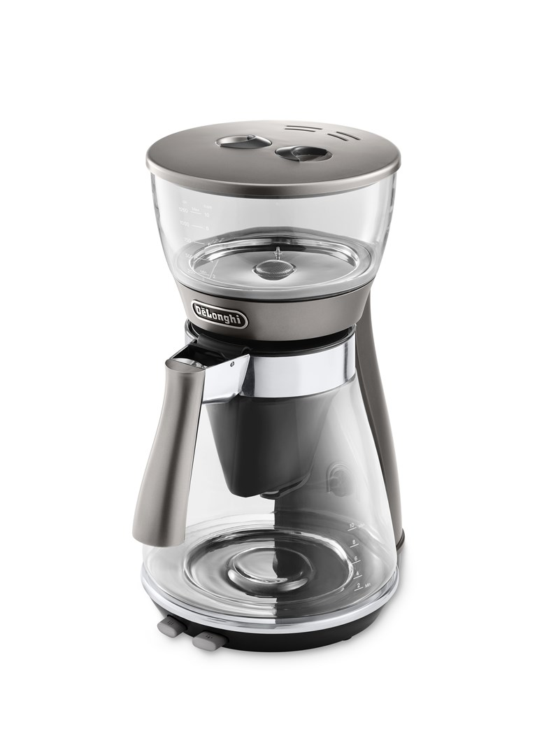 Cam bir sürahi ve siyah bir filtre sepeti ile şeffaf bir DeLonghi kahve makinesi.