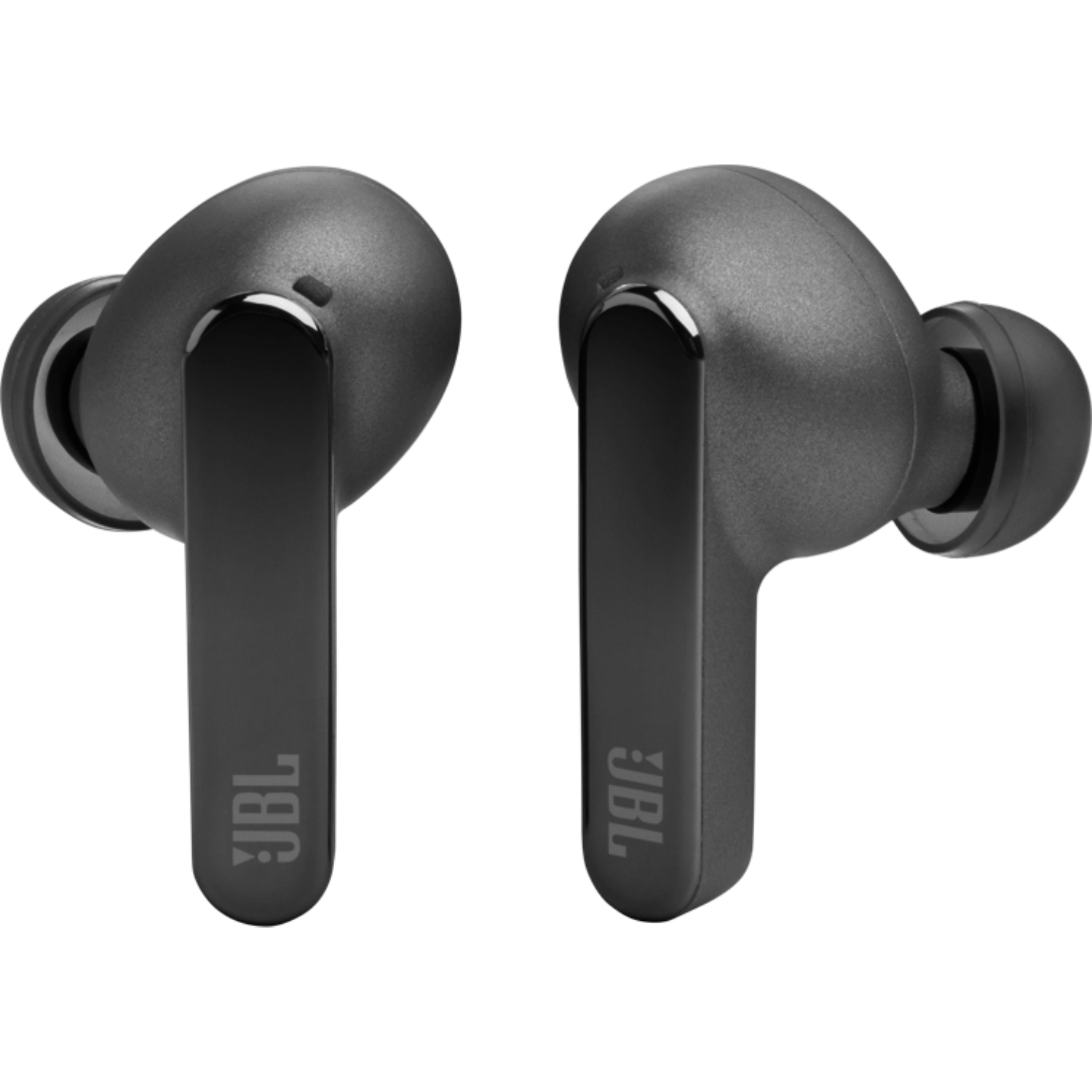 Twee zwarte JBL draadloze oordopjes met een lang steeltje, liggend op een donkere achtergrond.