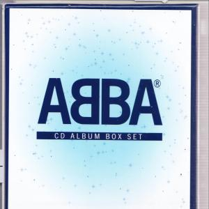 CD-Albumcover für ABBA, mit ABBA-Logo in Weiß und CD-Album-Box-Set darunter geschrieben.
