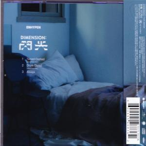 Pochette d'album avec le texte 'ENHYPEN: DIMENSION: DILEMMA' et une scène de chambre avec un lit.