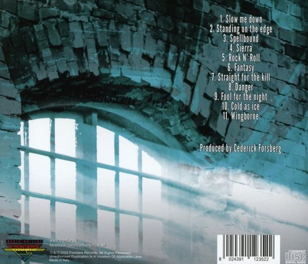 CD-Rückseite mit Trackliste, Bandlogo und Barcode vor einem Ziegelsteinmotiv.
