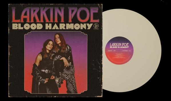 Larkin Poes Album 'Blood Harmony' mit der Vinyl-Schallplatte, schwarzer Hintergrund.