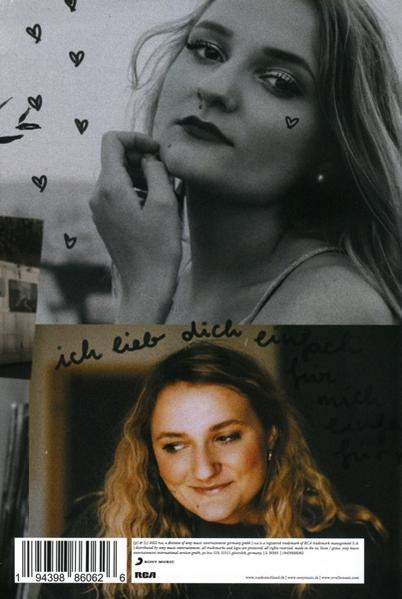 Schwarz-Weiß-Foto einer Frau mit Herzen im Gesicht und einer handschriftlichen Notiz.